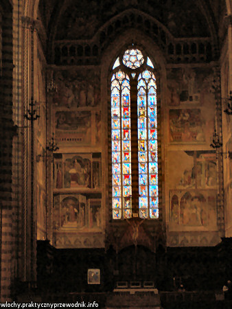 Witraż w nawie głównej katedry w Orvieto