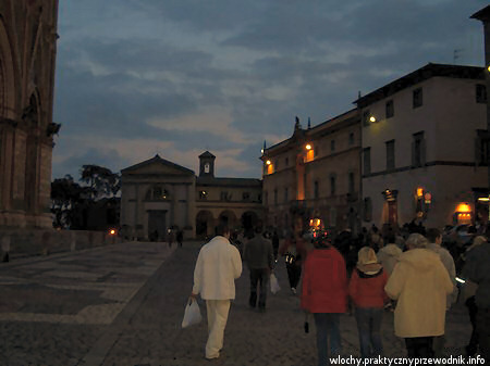 Turyści na Piazza del Duomo w Orvieto