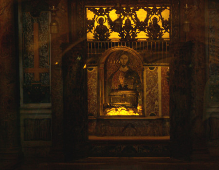 Grób Świętego Piotra w kryptach watykańskich