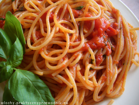 Włoskie spaghetti pasta al pomodoro